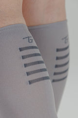 Media Ciclismo con Compresion Pantorrillera Gris Claro
